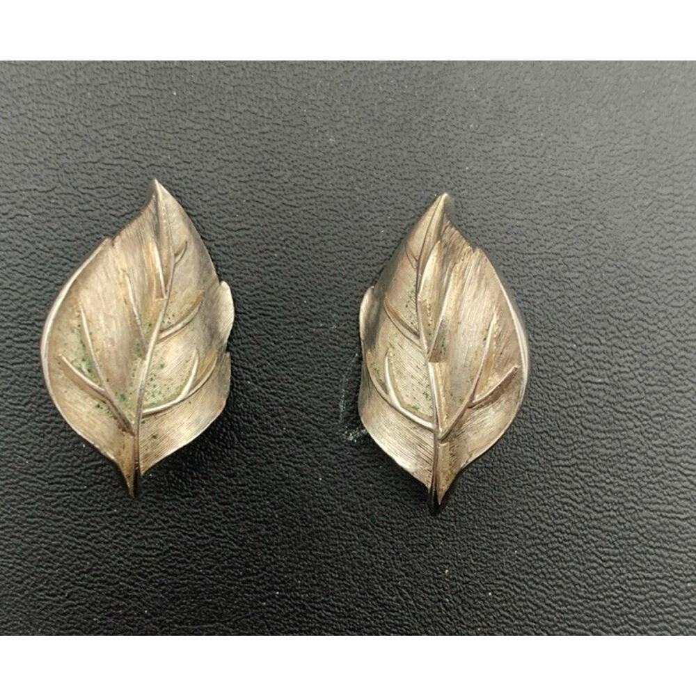 Vintage CROWN TRIFARI‎ Detailed Leaf Brushed Silver Tone Clip On Earrings